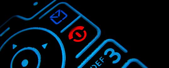 Posso leggere i suoi SMS sul cellulare?